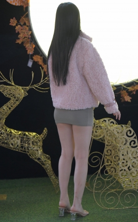 灰色包臀裙美女