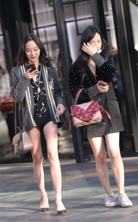 魂魂街拍作品 – 迷人的长腿妹儿