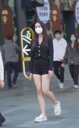 高挑长发美女