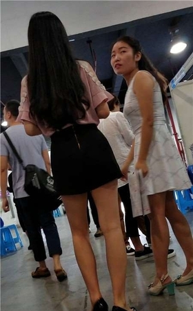 4k-粉色衬衫短裙美腿街拍美女