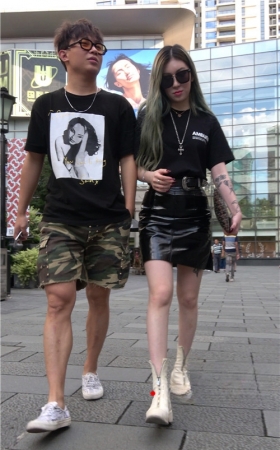 长发皮裙美女