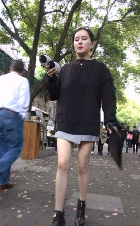 黑色系的两位性感美女