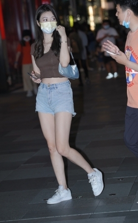 独自来旅游的热裤女孩 气质温婉 清新甜美