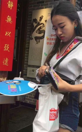 白衬衫高腰牛仔热裤饱满三角区极品美女