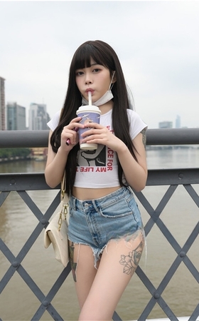 长发热裤月牙妹子【套图+视频】