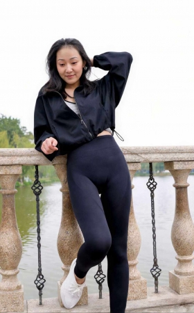 黑色紧身瑜伽裤美女