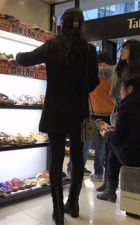 俊俏女生从冬靴一步跨越到夹趾凉拖