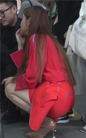 红裙长发气质美女
