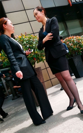 两个黑色丝袜高跟鞋OL制服美女