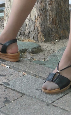 等公交车的美女