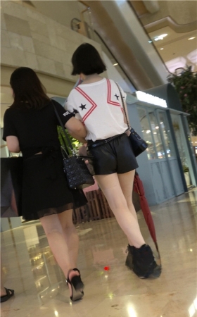 黑色下皮裤短发美女
