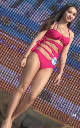 4k-连体比基尼泳装MM，身材丰腴。