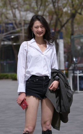 笑起来很甜的热裤女友