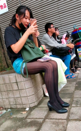 路边休息的黑丝美女
