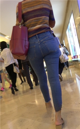 地铁站玩手机的牛仔裤小姐姐