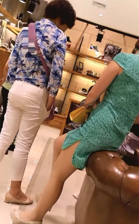 绿色连衣裙少妇鞋店换鞋子