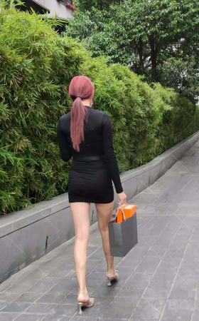 街拍黑色包臀超短裙美女 [4P]