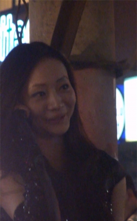 街拍美女的破洞紧身裤很性感
