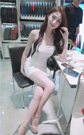 俏皮的白皙美女
