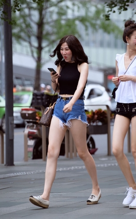 热裤美女