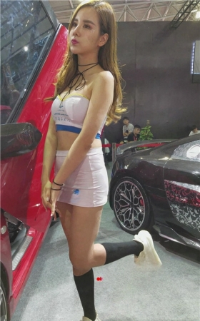 漂亮的白色包屯车模小姐姐