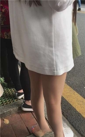 公交站偶遇等车的长发美腿妹子，美女已长发及腰。