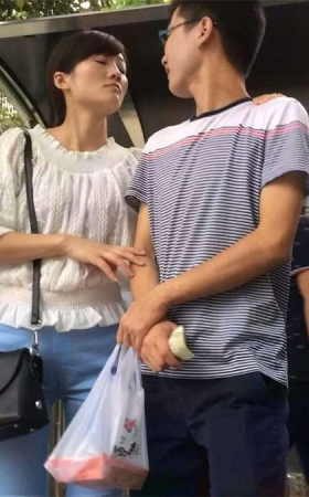 超紧绷美三角美女公交站台等车