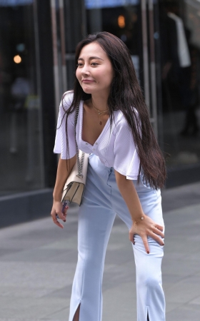 在玩自拍的小姐姐 [20P]