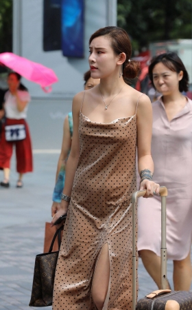 DI胸，性感吊带裙御姐 [16P]