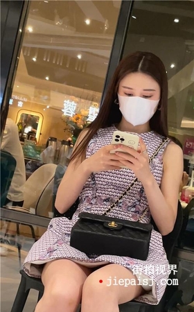 玩手机的美腿小姐姐