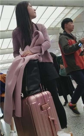 4k-颜值爆表的美腿黑丝女神准备乘高铁出行。