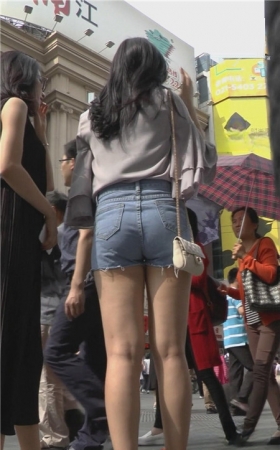 喜欢拍照的漂亮小姐姐