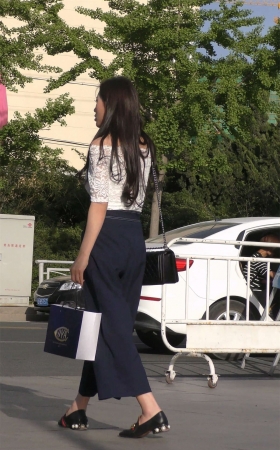 白色蕾丝露肩衣宽松喇叭裤美女