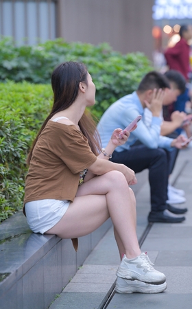 热裤坐姿的大白腿美女