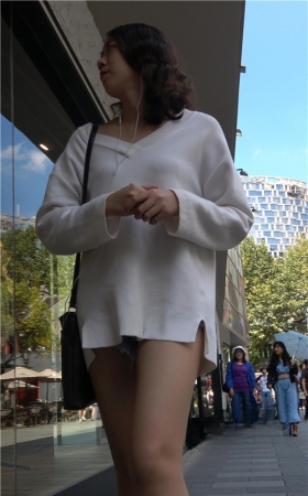 听歌的白衣小姐姐