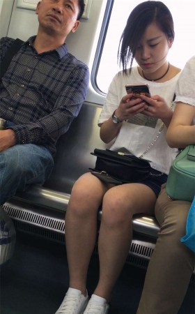 地铁上的漂亮美眉