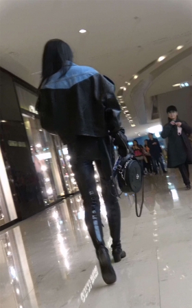 高挑街拍皮裤美女