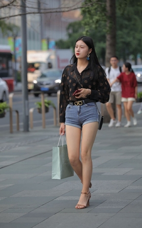 热裤高挑美眉