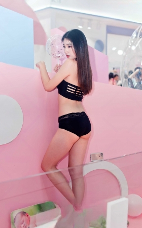 2019甚至内衣展可爱小妹 [12P]