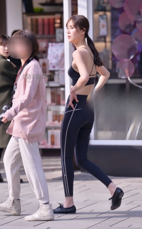 左手倒影赛帖：街头瑜伽裤抓拍性感美臀 [11P]
