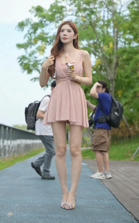 粉色裙美女 [18P]