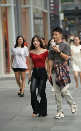 街拍红色衣服喇叭牛仔裤美眉 [18P]