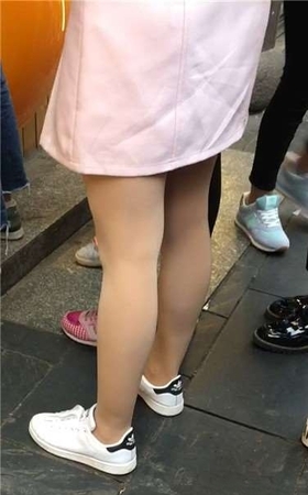 街拍粉裙丝袜美丽小清新学生妹