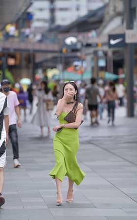 绿色一字抹胸长裙美女