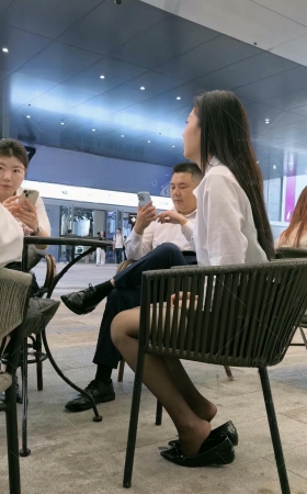 4K咖啡店抓拍汽车销售制服黑丝长时间脱鞋挑鞋 [6P]