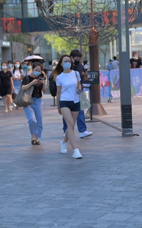 戴墨镜的热裤妹子