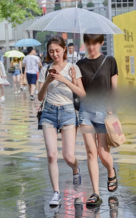 雨后热裤长腿美女 [20P]
