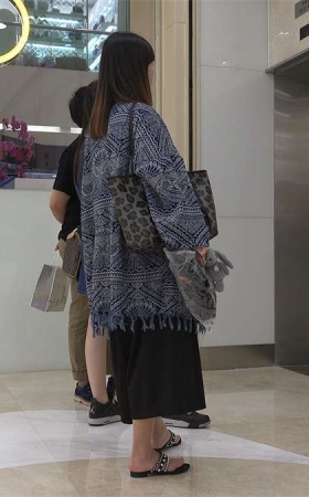 妹子试鞋子后去电梯