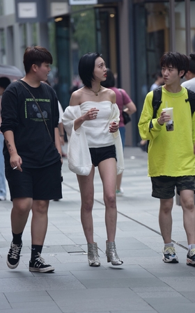 短发美女