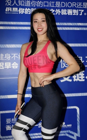 忙碌中的紧身裤美女 [27P]